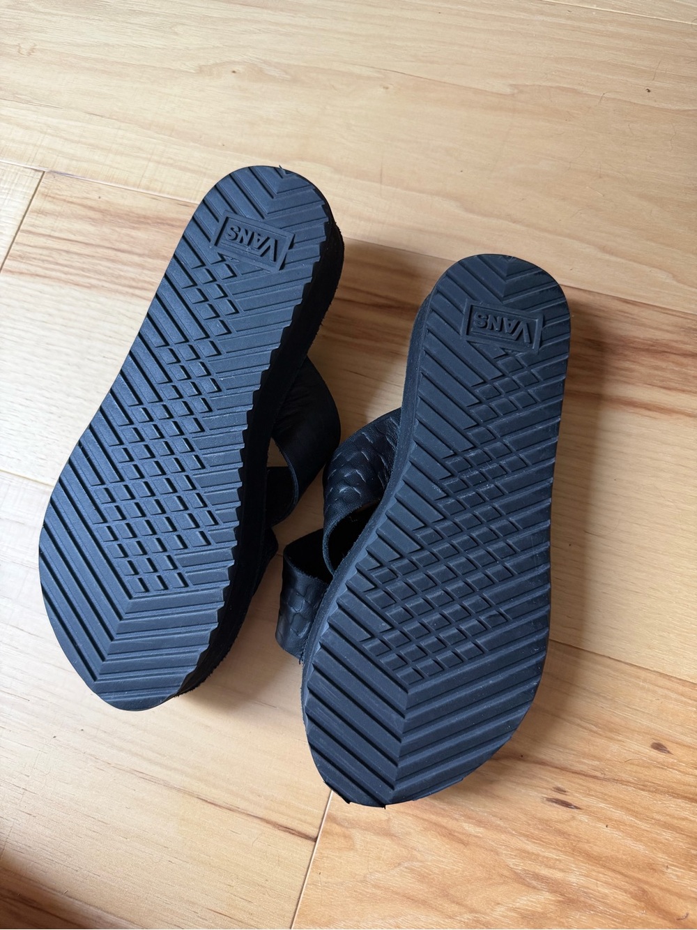 Vans Women’s Karina Robinho Black Leather Cross-Strap Slide Sandals size 9 - Picture 4 of 4